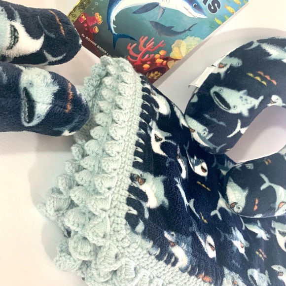🌺SOLD🌺Sharks Crochet Baby Blanket Gift Set - Picture 4 of 9